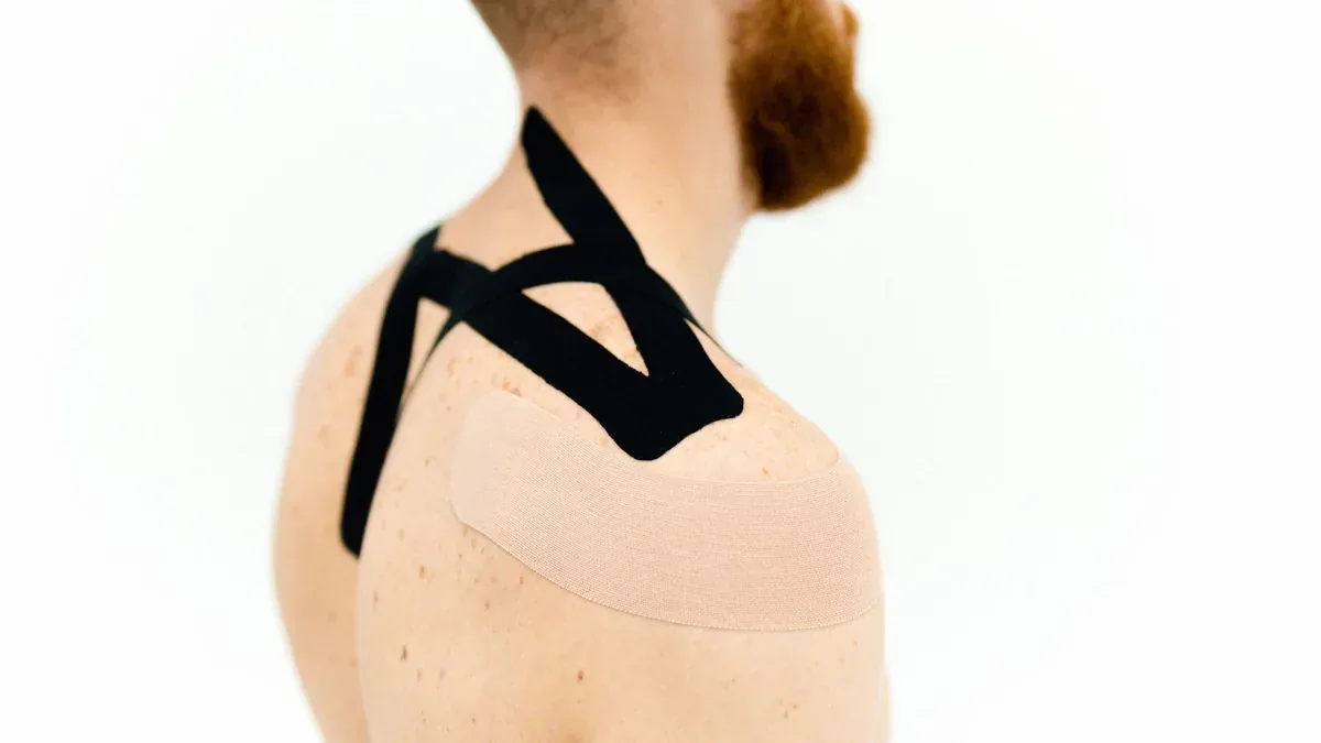 Ombro de homem com bandagem elástica após lesão de tendão, tendão do ombro rompido volta ao normal