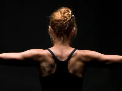 Como a fisioterapia pode ajudar a tratar um ombro mais alto do que o outro