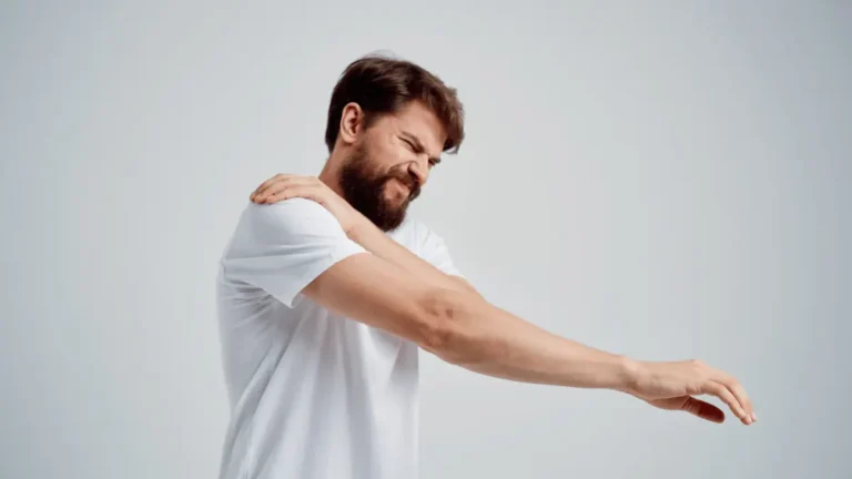 Dor no ombro que irradia para o braço e mão