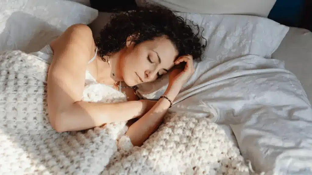 Dormir em cima do ombro causa dor